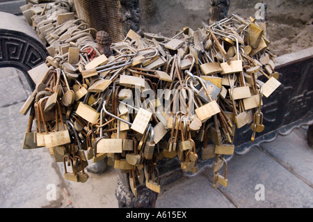 La montagne sacrée Tai Shan, Shandong, Chine. Couples en quête de bonne fortune quitter cadenas sur l'encens stand à la porte céleste du Sud Banque D'Images