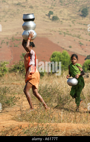 La tribu Gadaba pots femme portant sur sa tête .l'Orissa en Inde Banque D'Images