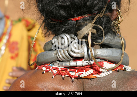 Vue arrière du cou d'une femme portant des tribus Gadaba heavy metal traditionnel de pendentifs et colliers, Orissa, Inde Banque D'Images