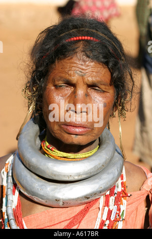 Femme portant des tribus Gadaba heavy metal traditionnel colliers et boucles d'en Orissa, Inde. Banque D'Images