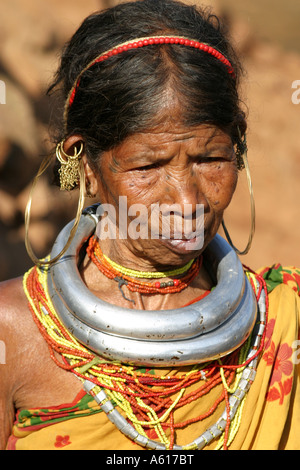 Femme portant des tribus Gadaba heavy metal traditionnel colliers et boucles d'en Orissa, Inde. Banque D'Images