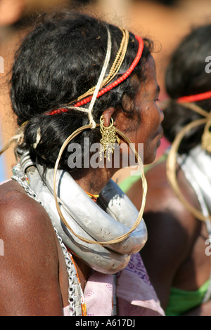 Femme portant des tribus Gadaba heavy metal traditionnel colliers et boucles d'en Orissa, Inde. Banque D'Images