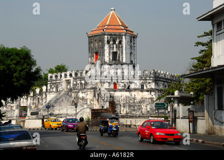 Tour de l'ancien mur de ville Phra Sumen Fort avec circulation Bangkok Thaïlande Banque D'Images