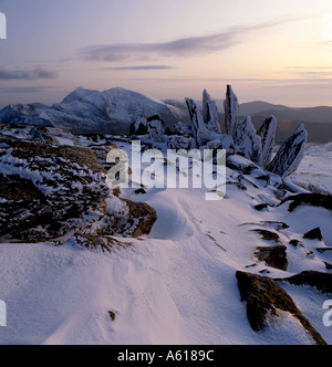 Snowdon (Yr Wyddfa) vu depuis le sommet de Glyder Fawr en hiver, au-dessus de la vallée d'Ogwen, parc national de Snowdonia, Gwynedd, pays de Galles, Royaume-Uni. Banque D'Images