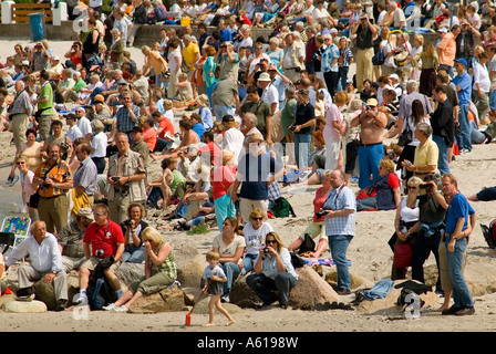 Foule de gens l'observation d'un navire à voile à laboe parade, près de Kiel, Schleswig-Holstein, Allemagne Banque D'Images