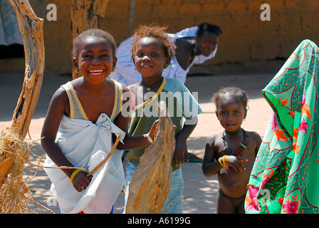 Enfants jouant dans le petit village de pêcheurs, de tanji la Gambie, Afrique du Sud Banque D'Images