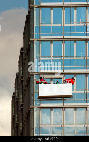 Nettoyage de vitres travaux sur un bâtiment multistoried à Kiel, Schleswig-Holstein, Allemagne Banque D'Images