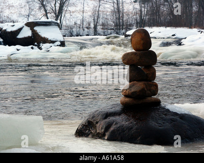Inukshuk donnant sur la rivière Rouge dans la région de l'Outaouais Québec Canada Banque D'Images