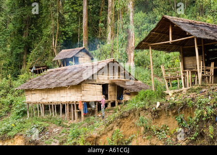 Camp de bûcherons dans la forêt tropicale, l'État de Kachin, au Myanmar Banque D'Images