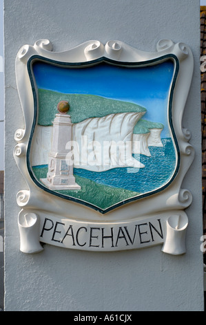 La ville Peacehaven crest incorporant le monument Meridian International Banque D'Images