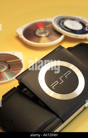Sony PSP playstation portable avec disque UMD Banque D'Images