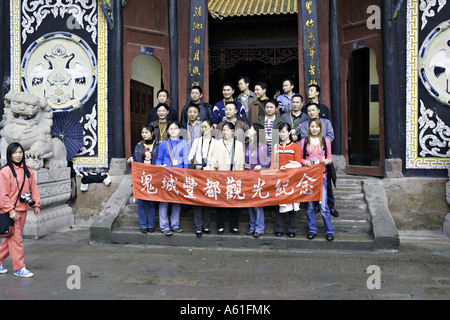 Chine chinois FENGDU tour group pose pour photo de groupe devant le Buddist Temple à Fengdu Banque D'Images