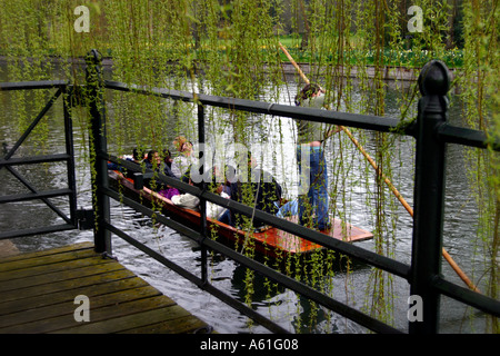 Promenades en barque sur la rivière Cam Banque D'Images