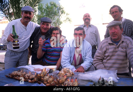 Dur et rugueux vieux pêcheurs se détendre dans un bar dans le village de Olmao dans l'Algarve au sud du Portugal dans l'Europe Banque D'Images