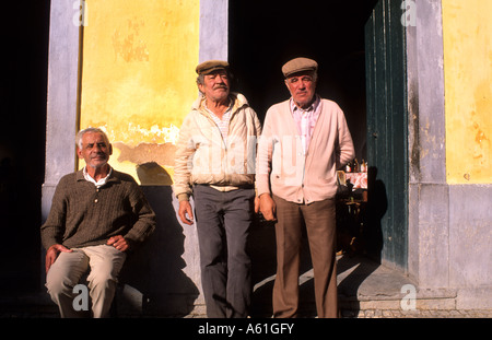 Dur et rugueux vieux pêcheurs se détendre dans un bar dans le village de Olmao dans l'Algarve au sud du Portugal dans l'Europe Banque D'Images