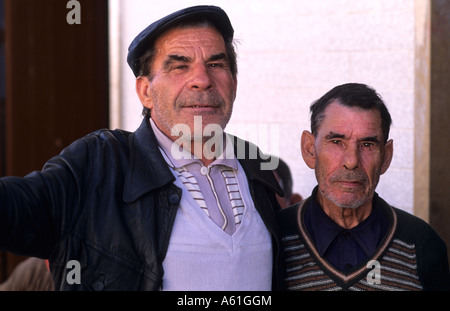 Dur et rugueux vieux pêcheurs se détendre dans un bar dans le village de Olmao dans l'Algarve au sud du Portugal dans l'Europe Banque D'Images