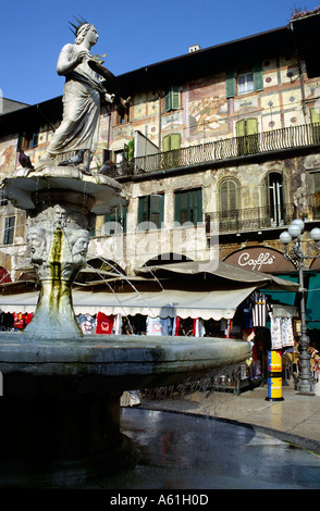 La Fontana di Madonna Verona dans la Piazza Erbe Verona Italie Banque D'Images