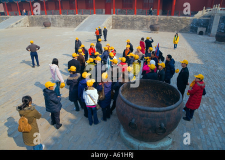Voyages en groupe avec chapeaux jaunes dans la Cité Interdite Pékin Chine JMH2550 Banque D'Images