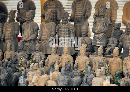 Fournisseurs à l'extérieur de l'Armée de terre cuite, près de Xi'an vente de modèles miniatures des soldats JMH2553 Banque D'Images