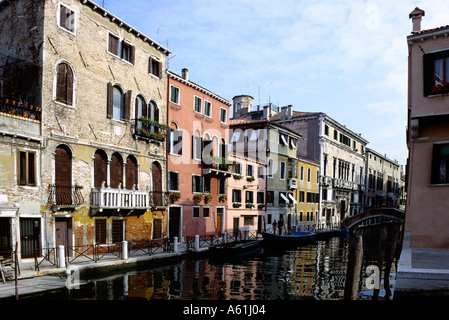Côté Canal villas éclairées par le soleil de l'été. Venise, Italie Banque D'Images