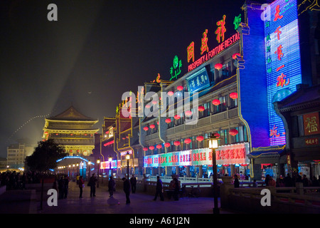 Scène de rue Xi Dajie la nuit à la Tour du Tambour de Xi'an Chine JMH2569 Banque D'Images