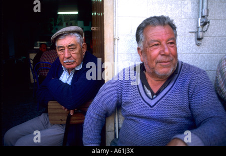 Dur et rugueux vieux pêcheurs se détendre dans un bar dans le village de Olmao dans l'Algarve au sud du Portugal dans l'Europe Banque D'Images