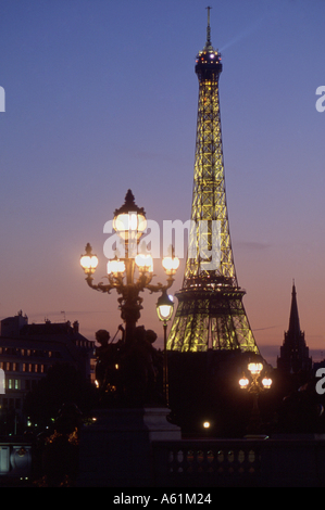 Vue sur la Tour Eiffel depuis le pont Alexandre III au crépuscule Banque D'Images