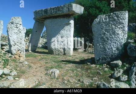 Pierres mégalithiques dans le champ, Menhir Talati de Dalt, Minorque, Iles Baléares, Espagne Banque D'Images