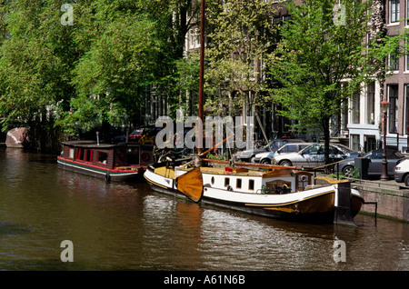 Amsterdam péniche amarrée traditionnel au côté canal Banque D'Images