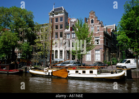 Amsterdam péniche amarrée traditionnel au côté canal Banque D'Images