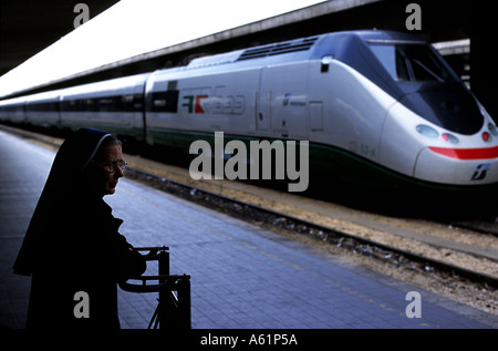 Chemins de Fer italiens en attente de train express départ à Rome Banque D'Images