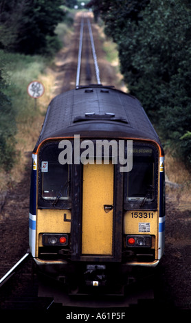 Service de train local exploité par National Express East Anglia sur la voie unique de la ligne de la direction générale d'Ipswich Felixstowe, Suffolk, UK. Banque D'Images