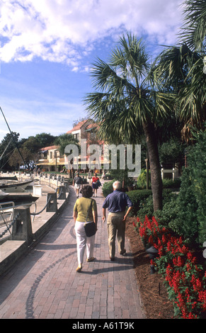 Belle ville de villégiature et de Harbour Town, avec les touristes à Hilton Head en Caroline du Sud USA Banque D'Images