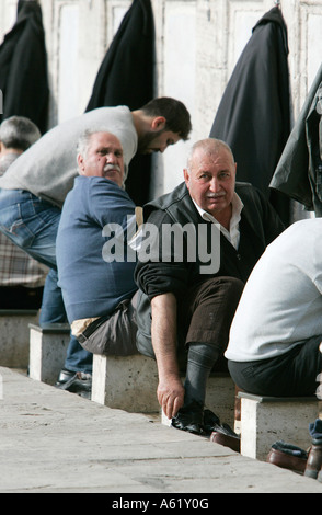 La vie dans les rues d'Istanbul, Turquie. Les hommes se laver les pieds avant d'entrer dans une mosquée. Banque D'Images