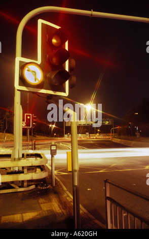 Le trafic passant témoin rouge stop au feu de circulation de nuit le rond-point par autoroute M62 Junction leeds yorkshire uk Banque D'Images