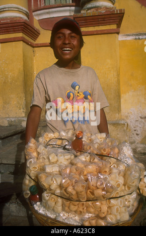 Mexique Chiapas San Cristobal de Las Casas Jeune garçon selling popcorn et des collations à partir d'un panier dans la rue Banque D'Images