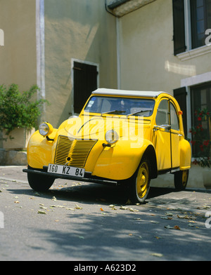 FRANCE restauré vieux classique Citroen 2CV jaune Banque D'Images