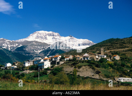 Village avec des montagnes en arrière-plan, Jasa, Pyrénées, Huesca, Aragon, Espagne Banque D'Images
