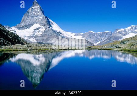 Reflet de la montagne dans le lac, Mt Cervin, le lac Riffelsee, Zermatt, Valais, Suisse Banque D'Images