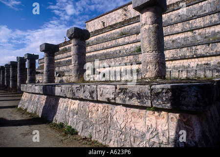 Ruines de colonnes au site archéologique, le Temple des Guerriers, Mille Colonnes, Chichen Itza, Yucatan, Mexique Banque D'Images