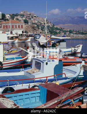 La Grèce du nord-est de l'Égée Lesbos Mytilène avec vue sur les bateaux de pêche dans l'avant-plan sur le port vers la ville Banque D'Images