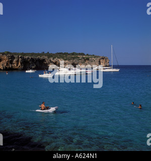 Artisanat loisirs nageur dans Cala Varques au sud de Porto Christo Côte Est de Majorque Îles Baléares Espagne 14 août 2004 Banque D'Images