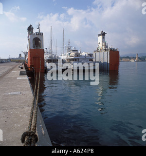 Dockwise yacht Transport Yacht submersible semi Super transporteur serviteur 3 semi submergé durant le chargement à Palma de Majorque. Banque D'Images