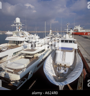 Dockwise yacht Transport Yacht submersible semi Super transporteur serviteur 3 semi submergé durant le chargement à Palma de Majorque. Banque D'Images