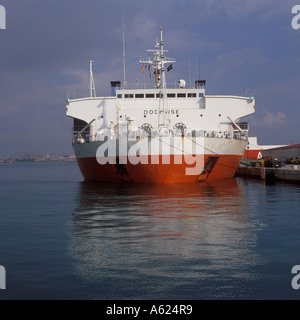 Dockwise yacht Transport Yacht submersible semi Super transporteur serviteur 3 semi submergé durant le chargement à Palma de Majorque. Banque D'Images