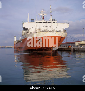 Dockwise yacht Transport Yacht submersible semi Super transporteur serviteur 3 semi submergé durant le chargement à Palma de Majorque. Banque D'Images