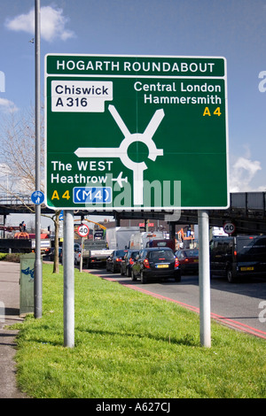 Direction le rond-point Hogarth sur A4 Great West Road avec Hogarth Flyover structure temporaire à l'arrière et brasserie Fullers en distance, Chiswick Banque D'Images