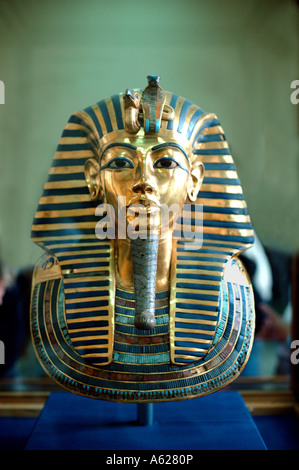 La belle couleur jaune or Masque de mort de Toutankhamon Musée du Caire Egypte Afrique du Nord Banque D'Images