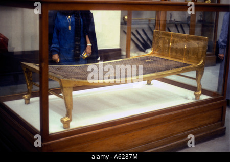 Lit doré à partir de la tombe de Toutankhamon Musée égyptien des antiquités Le Caire Égypte Banque D'Images