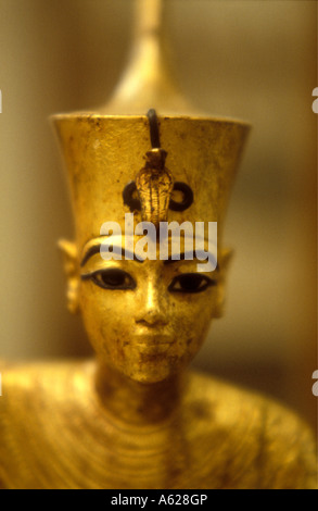 Tête de statue en bois doré de Toutankhamon de son tombeau Musée égyptien des antiquités Le Caire Égypte Banque D'Images